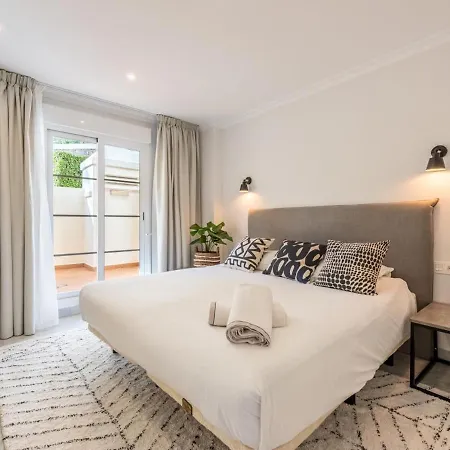 Senorio De Aloha 3 Bedroom Duplex Within Walking Distance To Puerto Banus 아파트 *