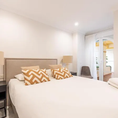 Senorio De Aloha 3 Bedroom Duplex Within Walking Distance To Puerto Banus 아파트